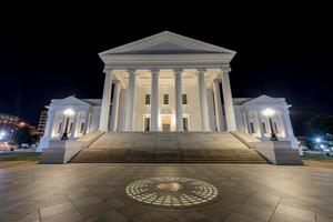 el capitolio del estado de virginia en la noche. diseñado por thomas jefferson, quien se inspiró en la arquitectura griega y romana en richmond, virginia. foto