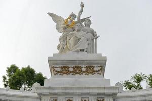 monumento a benito juarez. monumento neoclásico hecho de mármol a benito juarez, el primer presidente indígena de méxico. ubicado en el centro histórico de la ciudad de méxico, 2022 foto