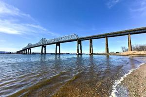 el cruce del puente exterior es un puente en voladizo que se extiende sobre Arthur Kill. el puente exterior, como se le suele llamar, conecta perth amboy, nueva jersey, con staten island, nueva york. foto