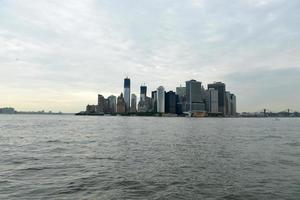 horizonte de la ciudad de nueva york desde la isla del gobernador. foto