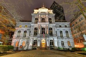 el antiguo ayuntamiento de boston es un edificio del siglo xix con fachada de estilo francés en el sendero de la libertad en el centro de boston, massachusetts, estados unidos. foto