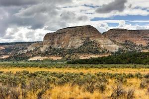 formaciones rocosas a lo largo de la carretera del cañón johnson en utah, estados unidos. foto