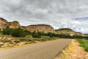 formaciones rocosas a lo largo de la carretera del cañón johnson en utah, estados unidos. foto