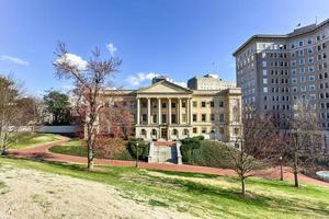 el antiguo edificio de finanzas en richmond, virginia, que se construyó para albergar la biblioteca estatal y la corte suprema y que se conoce como el antiguo edificio de finanzas. foto