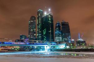 centro internacional de negocios de moscú, rusia en construcción por la noche en invierno. foto