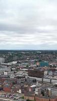 vista de alto ângulo de residências britânicas na cidade de luton, na inglaterra, reino unido video