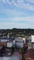 Blick aus der Vogelperspektive auf britische Wohnhäuser in der Stadt Luton in England, Großbritannien video