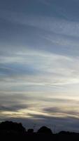les plus belles images à angle élevé des nuages d'hiver au-dessus de la ville britannique d'angleterre video