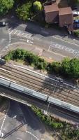 imágenes aéreas de las vías del tren que pasan por la ciudad video