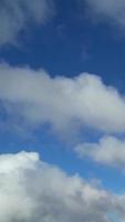 las imágenes en ángulo alto más bellas de las nubes de invierno sobre la ciudad británica de inglaterra video