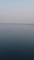 images aériennes de la plage de sable britannique et de l'océan. images 4k de style vertical et portrait de la plage de bournemouth avec la caméra du drone pendant le coucher du soleil video