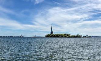 estatua de la libertad vista desde la isla ellis. foto