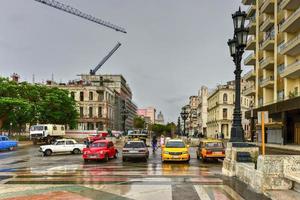 la habana, cuba - 7 de enero de 2016 - vista a lo largo del bulevar paseo del prado y el edificio del capitolio nacional en la habana, cuba. foto