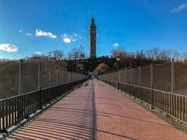 la vista a lo largo del puente alto es el puente más antiguo de la ciudad de nueva york entre harlem, manhattan y el bronx. foto