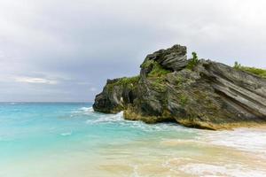 agua clara y arena rosada de la playa de jobson cove en bermuda. foto