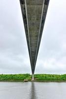 el puente angosto de penobscot es un puente atirantado de 2,120 pies de largo sobre el río penobscot en maine. foto