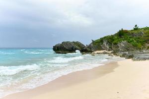 agua clara y arena rosada de la playa de jobson cove en bermuda. foto