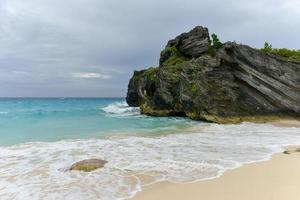 agua clara y arena rosada de la playa de jobson cove en bermuda. foto