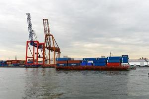 grúas industriales de carga a lo largo de la costa de brooklyn, nueva york. foto