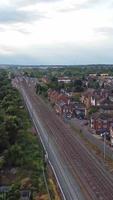 antenne visie van Brits stad en trein sporen video