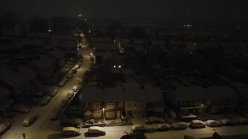Blick aus der Vogelperspektive auf die schneebedeckte Landschaft und das Stadtbild von North Luton, Luftaufnahmen der Stadt North Luton in England, Großbritannien, nach Schneefall. der 1. Schneefall in diesem Winter 2022 video