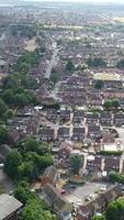 vista de ángulo alto de casas residenciales británicas en la ciudad de luton de inglaterra reino unido video