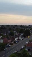 vista de ángulo alto de casas residenciales británicas en la ciudad de luton de inglaterra reino unido video