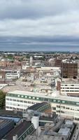 vista de ángulo alto de casas residenciales británicas en la ciudad de luton de inglaterra reino unido video