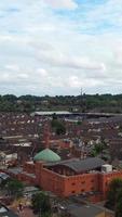 vista de alto ângulo de residências britânicas na cidade de luton, na inglaterra, reino unido video