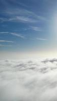 Die schönsten Aufnahmen aus der Vogelperspektive von Winterwolken über der britischen Stadt England video