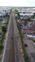 Luftaufnahmen von Bahngleisen, die durch die Stadt führen video