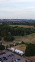 Luftaufnahmen von Bahngleisen, die durch die Stadt führen video