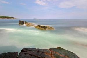 la costa rocosa en el parque nacional acadia, maine, cerca del agujero del trueno en el verano. foto