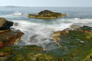 la costa rocosa en el parque nacional acadia, maine, cerca del agujero del trueno en el verano. foto