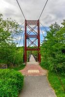 El puente colgante androscoggin es un puente colgante para peatones que cruza el río androscoggin entre el barrio de topsham heights de topsham, maine y el vecino brunswick. foto