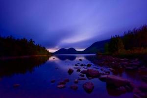 las burbujas y el estanque jordan en la noche en el parque nacional acadia, maine, estados unidos. foto