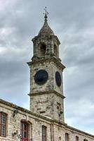 torre del reloj en el astillero de la marina real, hmd bermuda, que fue la base principal de la marina real en el atlántico occidental entre la independencia americana y la guerra fría. foto