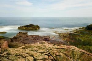 la costa rocosa en el parque nacional acadia, maine, cerca del agujero del trueno en el verano. foto