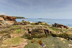 la costa rocosa en el parque nacional acadia, maine, cerca del agujero del trueno en el verano. foto