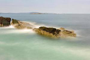 la costa rocosa en el parque nacional acadia, maine, cerca del agujero del trueno en el verano. foto