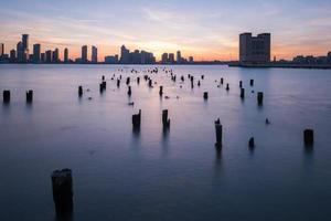 horizonte de nueva jersey al atardecer desde manhattan, ciudad de nueva york sobre el río hudson. foto