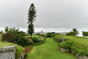 fort hamilton es un sitio pintoresco con vistas a los exuberantes jardines y al puerto. fue construido en la década de 1870 para proteger el puerto de hamilton y formar una línea de defensa para el astillero naval real occidental. foto