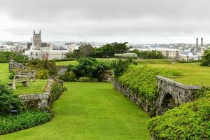 fort hamilton es un sitio pintoresco con vistas a los exuberantes jardines y al puerto. fue construido en la década de 1870 para proteger el puerto de hamilton y formar una línea de defensa para el astillero naval real occidental. foto