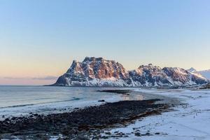 amanecer en la playa de utakleiv, islas lofoten, noruega en invierno. foto
