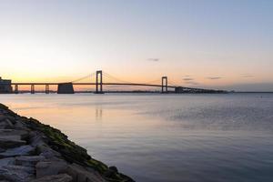 puesta de sol sobre el puente long island sound y throgs neck en la ciudad de nueva york. foto