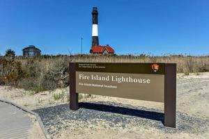 el faro de fire island es un hito visible en la gran bahía sur, en el sur del condado de suffolk, nueva york, en el extremo occidental de fire island, una isla de barrera frente a la costa sur de long island. foto