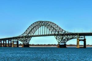 el puente de entrada de fire island, una parte integral de la calzada robert moses, es un tramo de arco de acero de dos carriles con una plataforma de hormigón que lleva la avenida sobre la entrada de fire island. foto