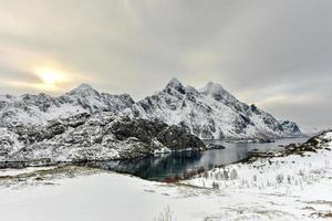 montañas y costa de maervoll, islas lofoten, noruega foto