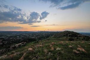 vista panorámica del horizonte de johannesburgo, sudáfrica al atardecer. foto