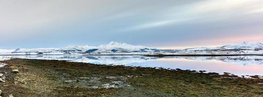 amanecer en hestnesbukta en la isla de vestvagoy en las islas lofoten, noruega en invierno. foto